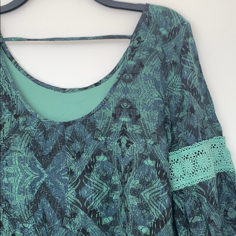 SUN & SHADOW Print Bell Sleeve Shift Dress - Picture 9 of 11